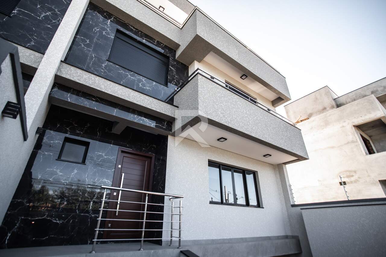 Casa de Rua com Face Norte, 3 quartos 3 Vagas para locação, 230 m² - São Braz - Curitiba/PR