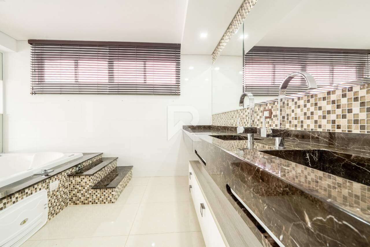 Casa Moderna Semi Mobiliada em Cond. Clube com 4 suítes, Quintal e 458m2 para venda - Santa Felicidade, Curitiba miniatura 43