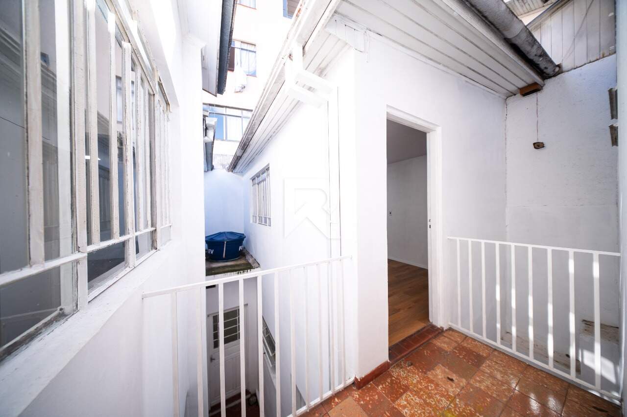 Casa com Jardim Frontal, 5 quartos 3 vagas para locação, 205 m² - Água Verde - Curitiba/PR miniatura 20