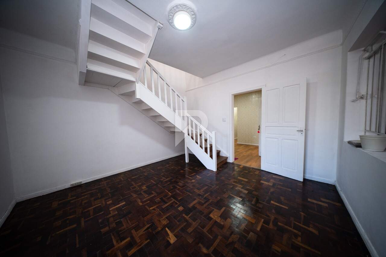 Casa com Jardim Frontal, 5 quartos 3 vagas para locação, 205 m² - Água Verde - Curitiba/PR miniatura 8