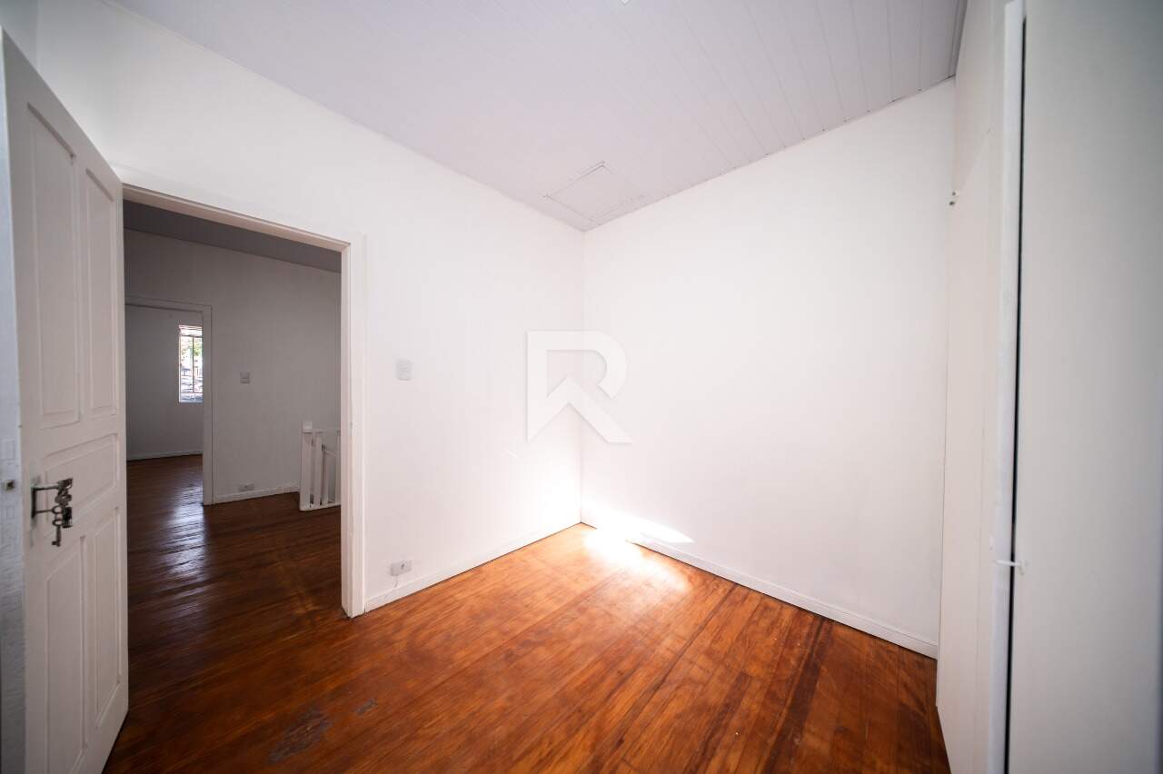 Casa com Jardim Frontal, 5 quartos 3 vagas para locação, 205 m² - Água Verde - Curitiba/PR miniatura 21
