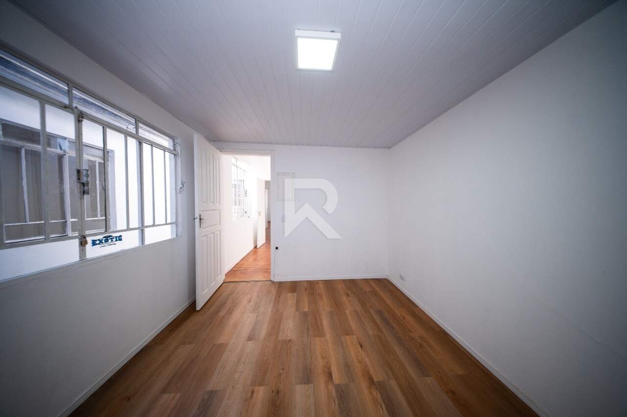 Casa com Jardim Frontal, 5 quartos 3 vagas para locação, 205 m² - Água Verde - Curitiba/PR miniatura 22