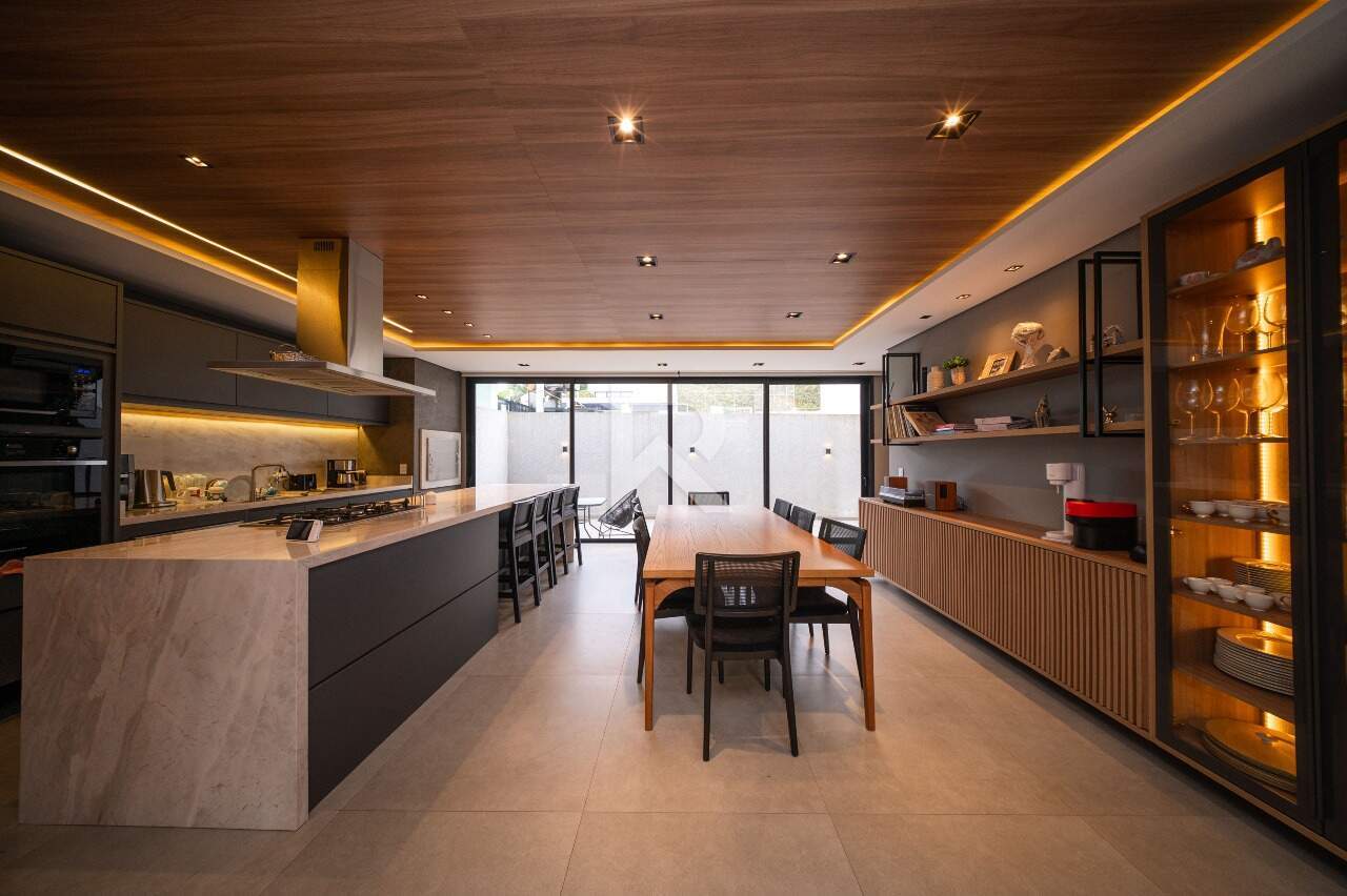 Sobrado em Condomínio, com 3 quartos e 3 Vagas à venda, 243 m² - Campo Comprido - Curitiba/PR