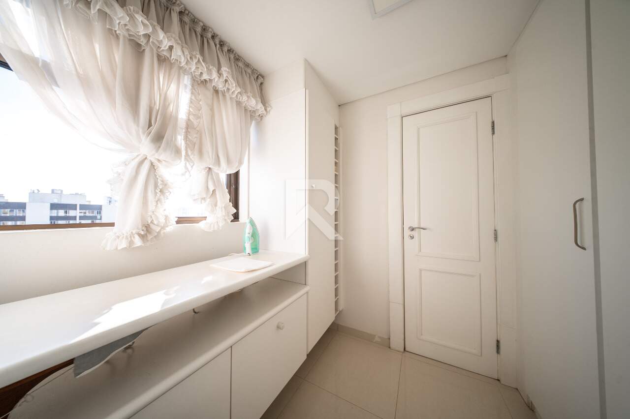 Cobertura Semi Mobiliada com Deck, Jacuzzi, 3 quartos e 221m2 para locação - Água verde, Curitiba miniatura 28