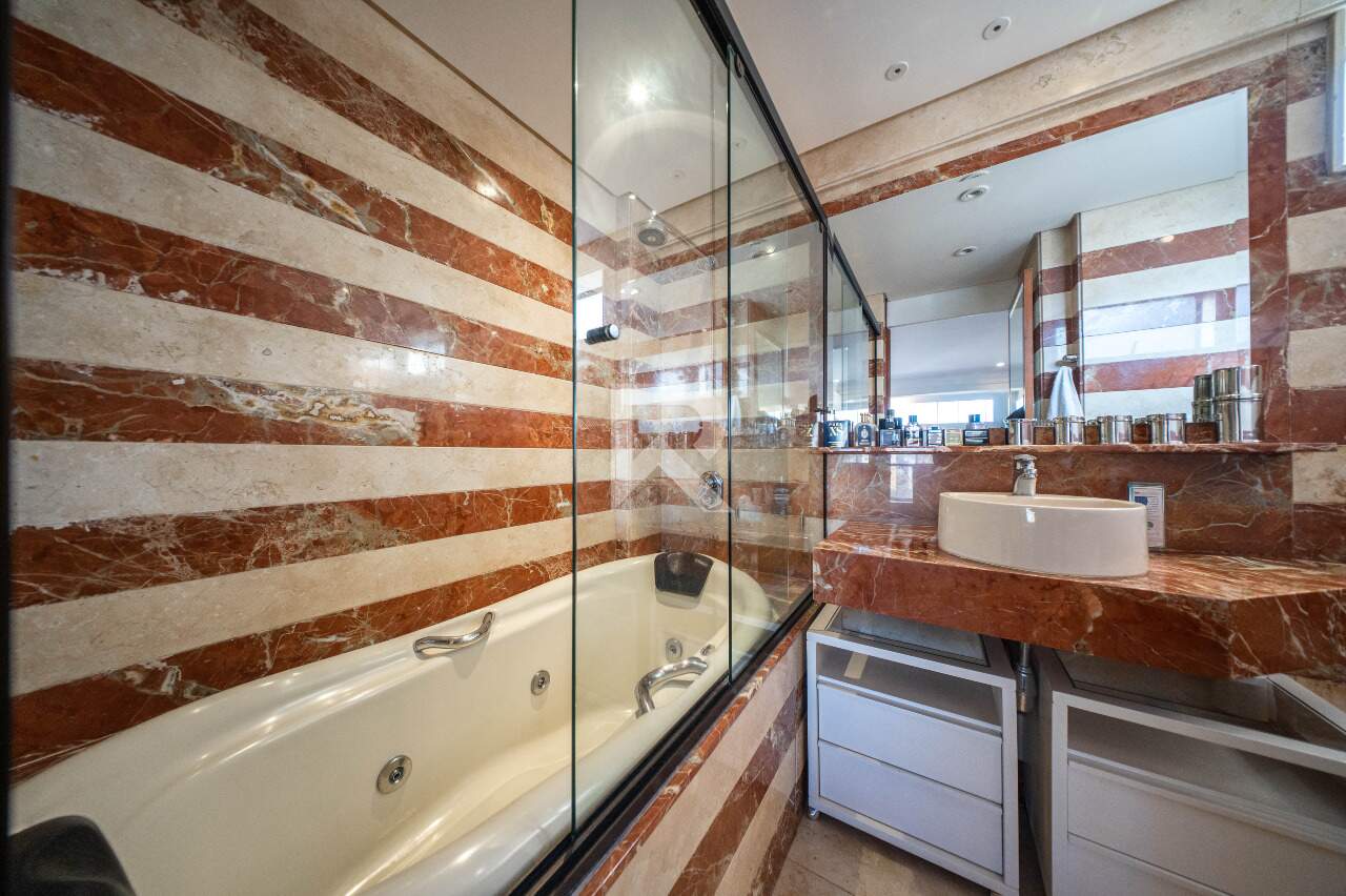 Cobertura Semi Mobiliada com Deck, Jacuzzi, 3 quartos e 221m2 para locação - Água verde, Curitiba miniatura 36