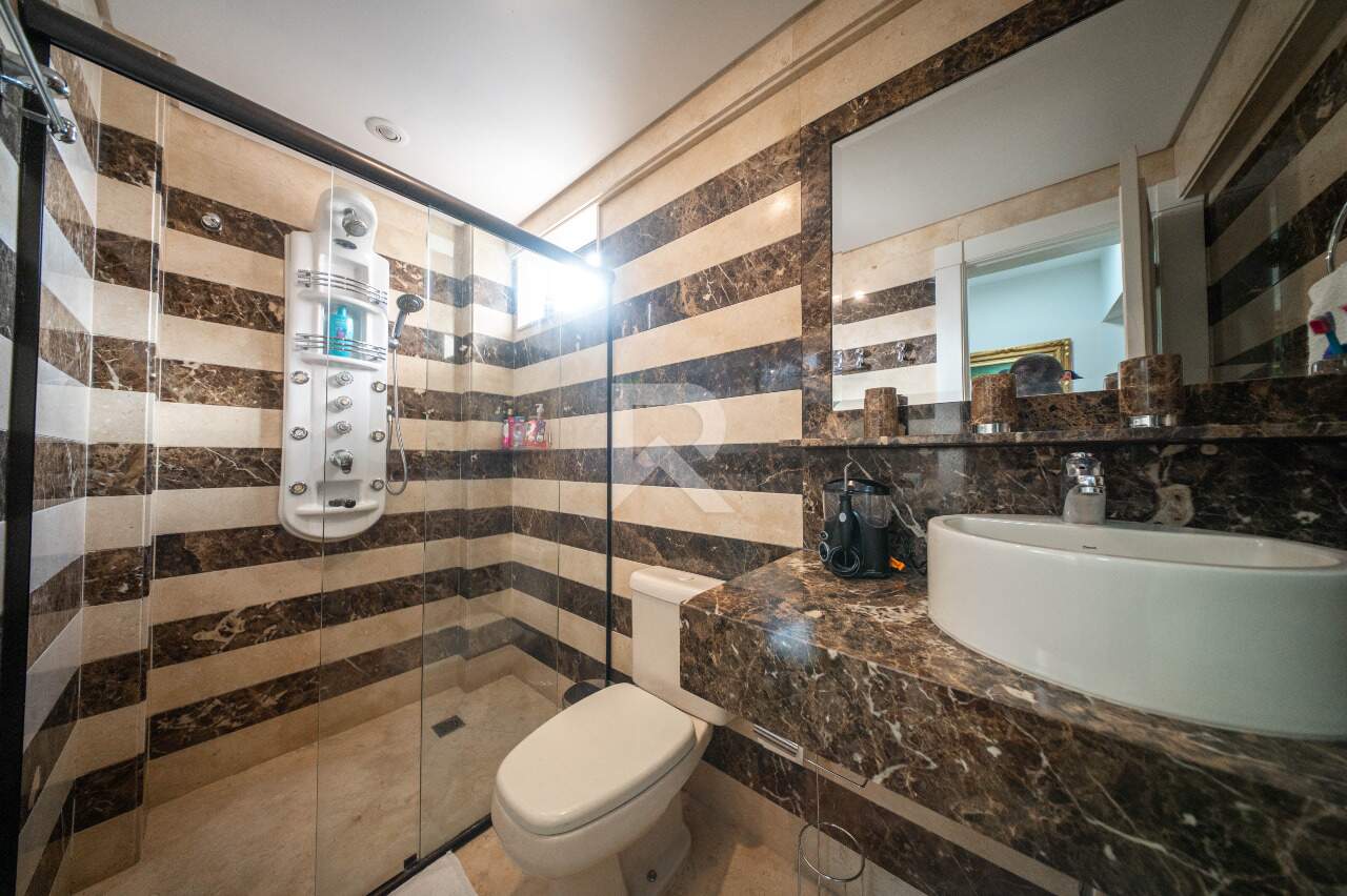 Cobertura Semi Mobiliada com Deck, Jacuzzi, 3 quartos e 221m2 para locação - Água verde, Curitiba miniatura 40