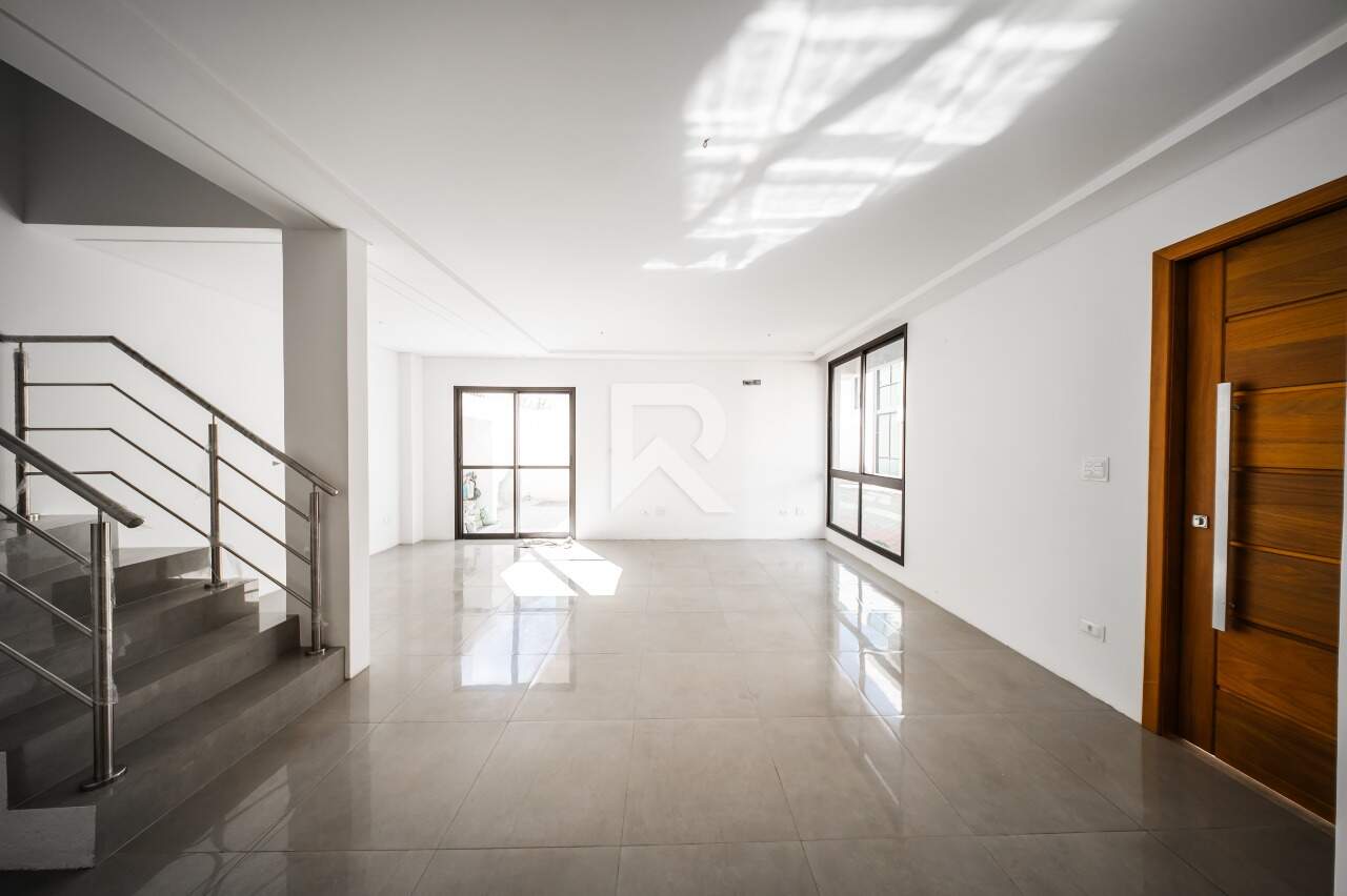 Sobrado Triplex com Vista Livre, 3 Quartos e 2 Vagas à venda, 164 m² - Bom Retiro - Curitiba/PR