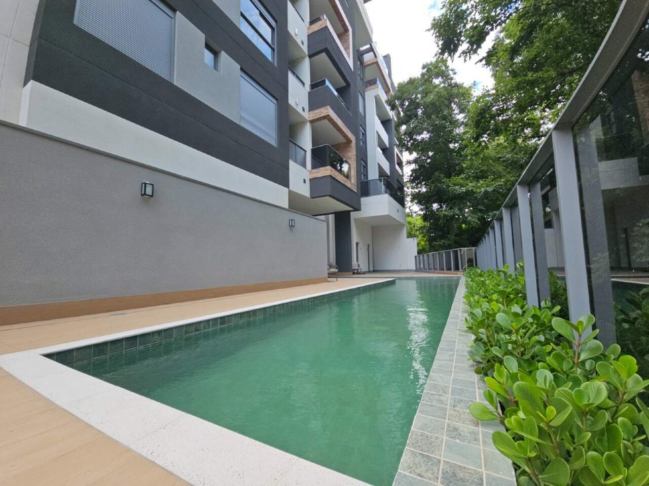 Apartamento de alto padrão com 3 dormitórios e 101,90 m² privativos no Mossunguê