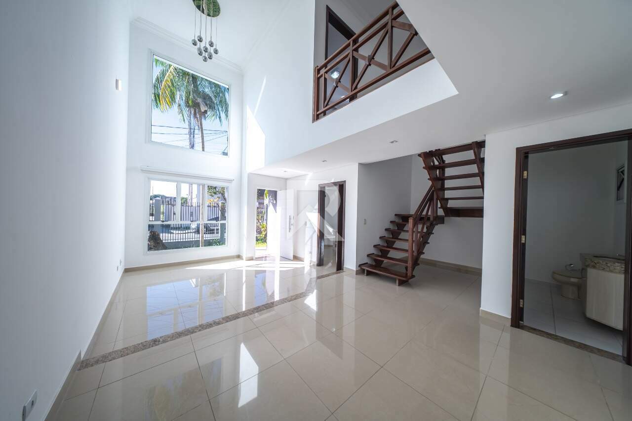 sobrado com Jardim, 3 quartos, 3 vagas para locação, 200 m² - Vista Alegre - Curitiba/PR