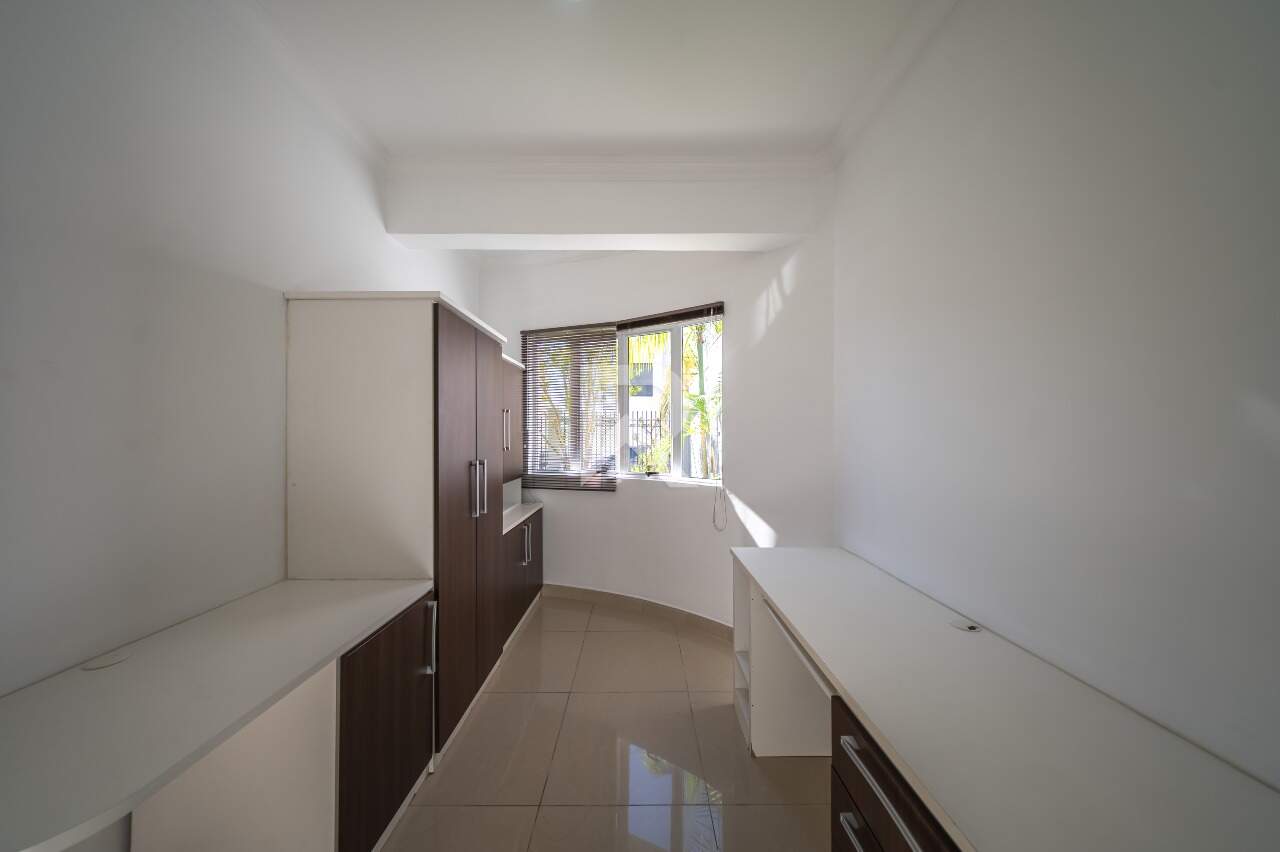 sobrado com Jardim, 3 quartos, 3 vagas para locação, 200 m² - Vista Alegre - Curitiba/PR miniatura 11