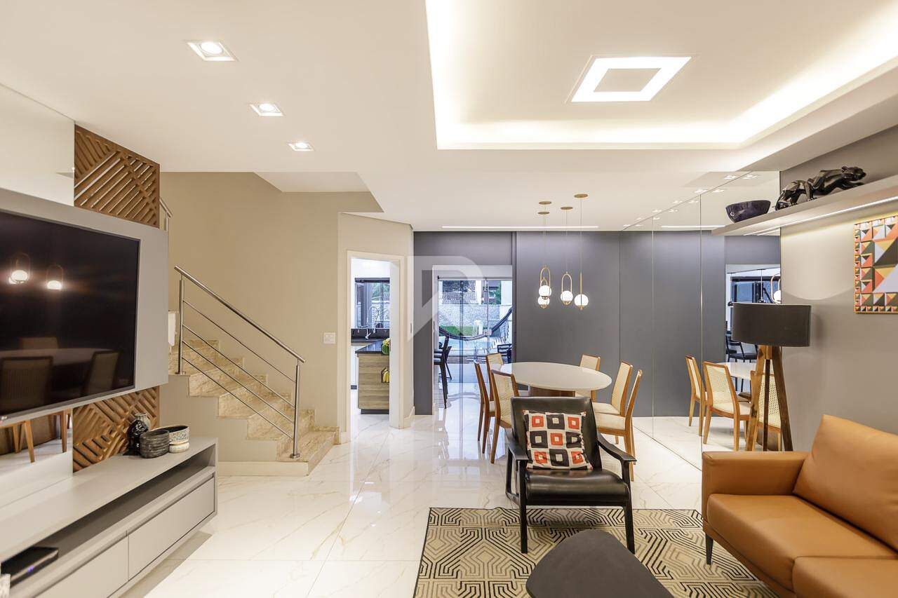 Casa de Rua com Vista Livre, Piscina e 3 Quartos à venda, 214 m² - Mossunguê - Curitiba/PR