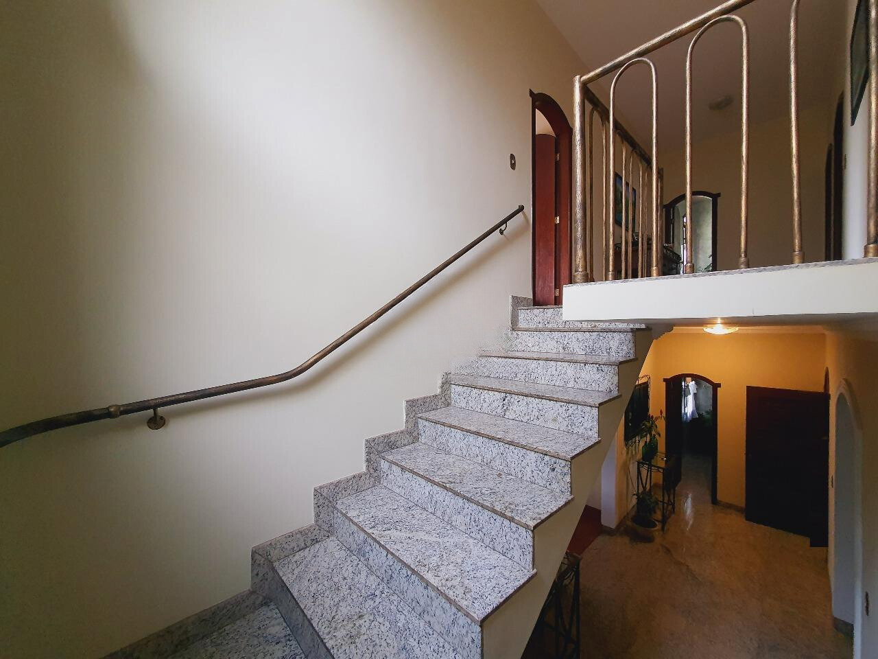 Casa à venda no Jardim Riacho das Pedras: ESCADAS