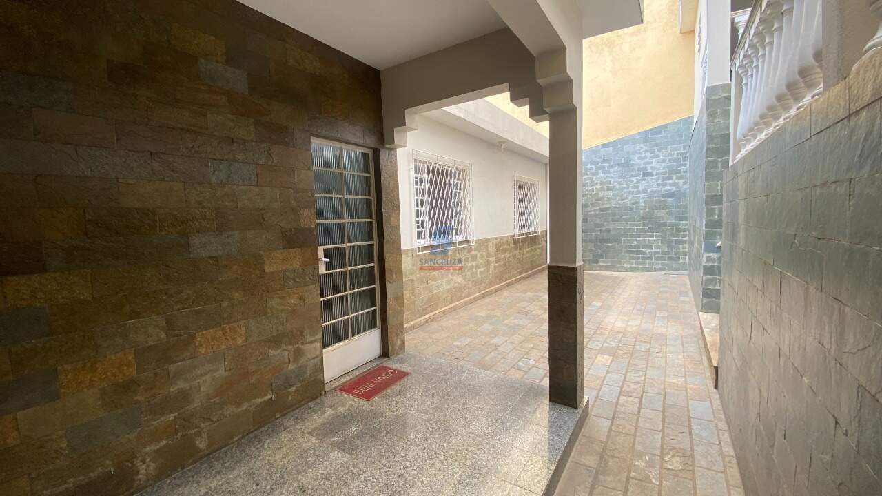 Casa Comercial à venda no Industrial: CASA FUNDOS 