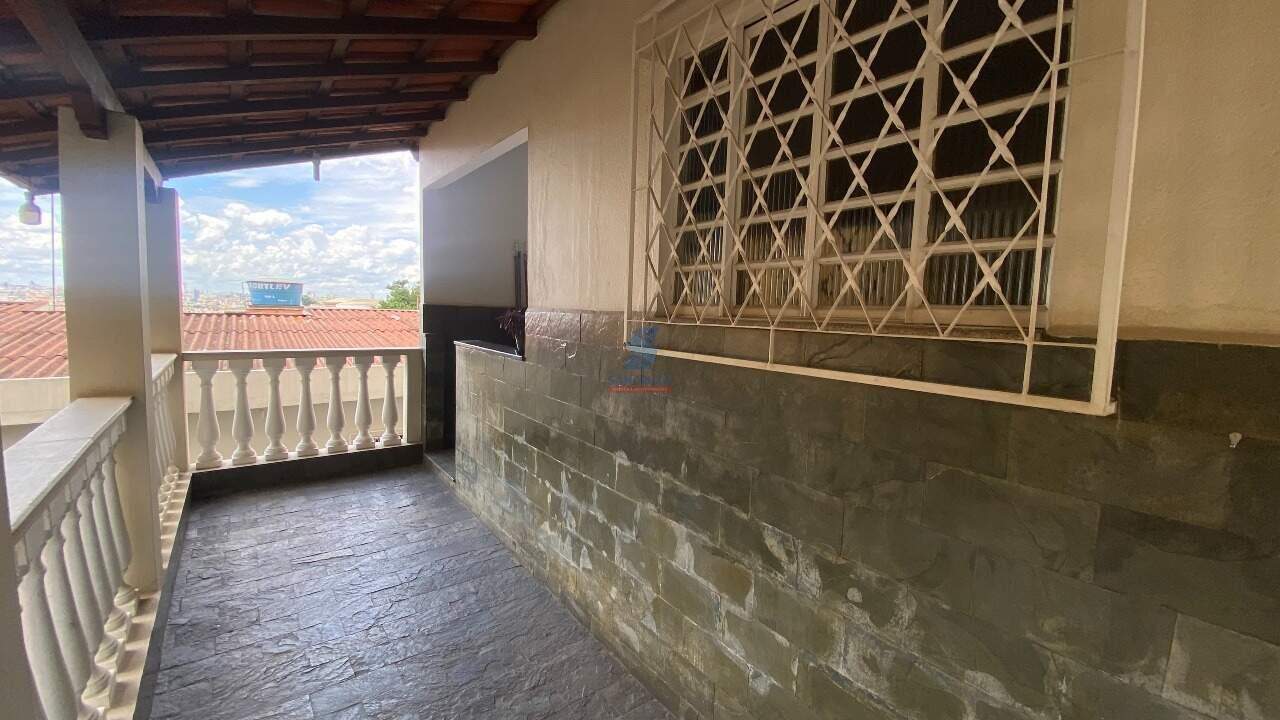 Casa Comercial à venda no Industrial: ENTRADA BARRACÃO