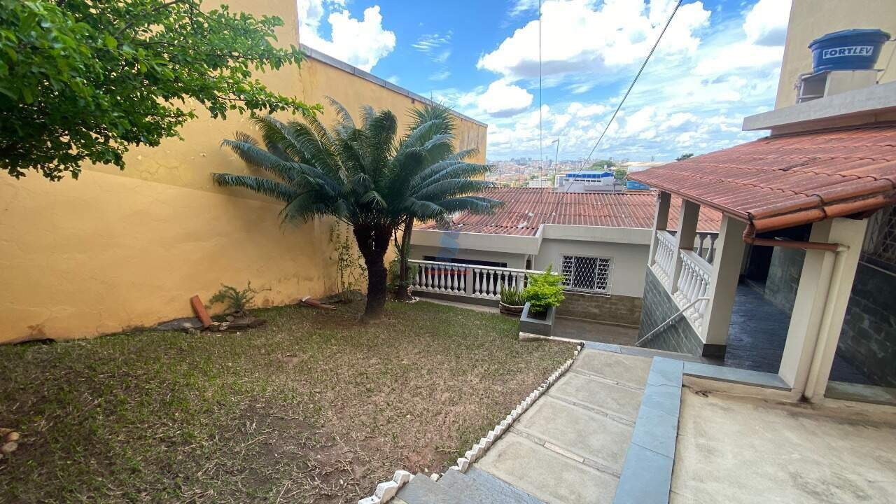 Casa Comercial à venda no Industrial: QUINTAL 
