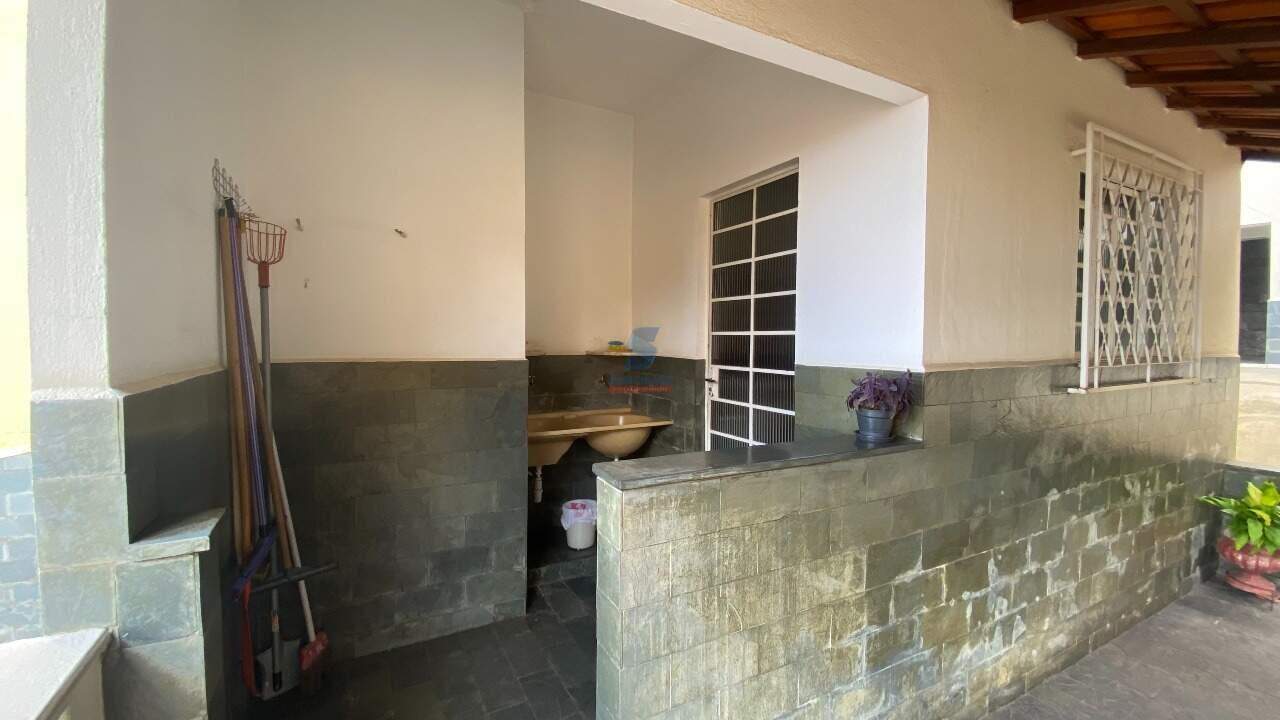 Casa Comercial à venda no Industrial: ENTRADA BARRACÃO