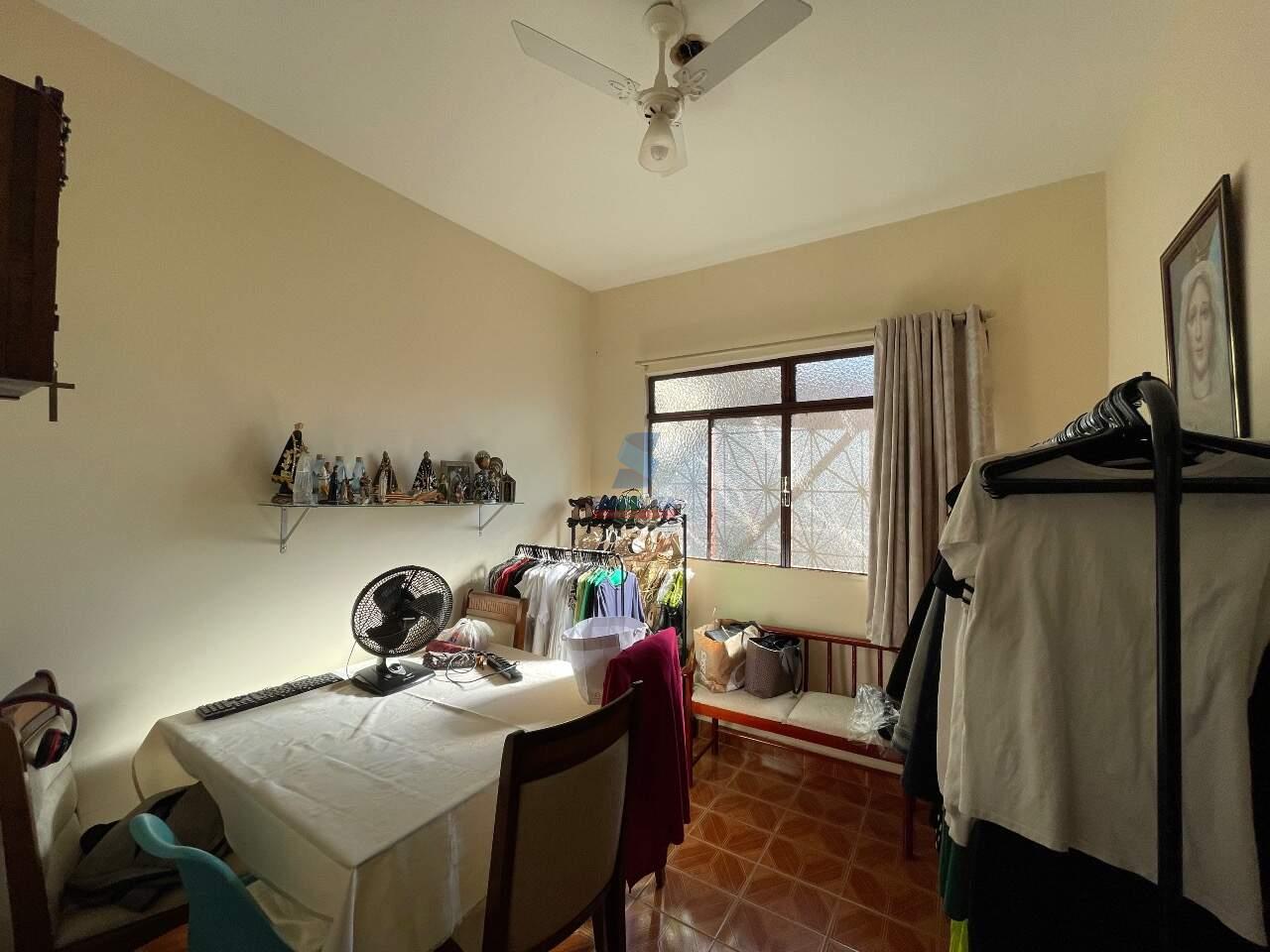 Casa à venda no Camargos: QUARTO 3