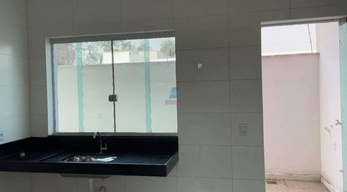 Área Privativa à venda no Vale das Orquídeas: cozinha e saída área privativa