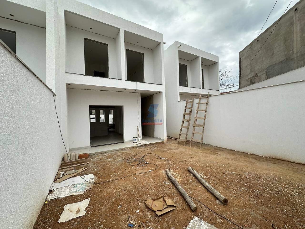Casa Geminada à venda no Alvorada: ÁREA DOS FUNDOS 