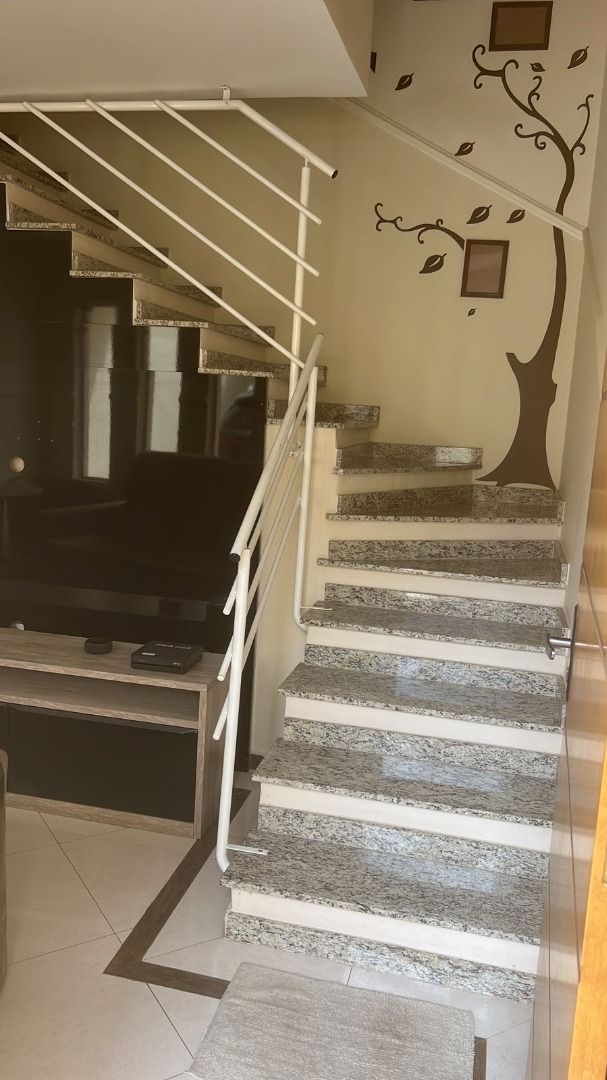 Sobrado à venda no Utinga: Escada