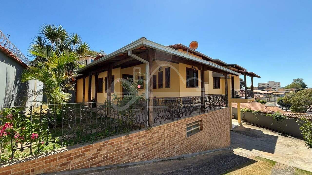 Casa com 4 quartos — Santa Mônica, Belo Horizonte