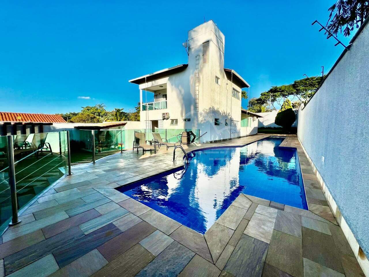 Casa com 5 quartos — Braúnas, Belo Horizonte