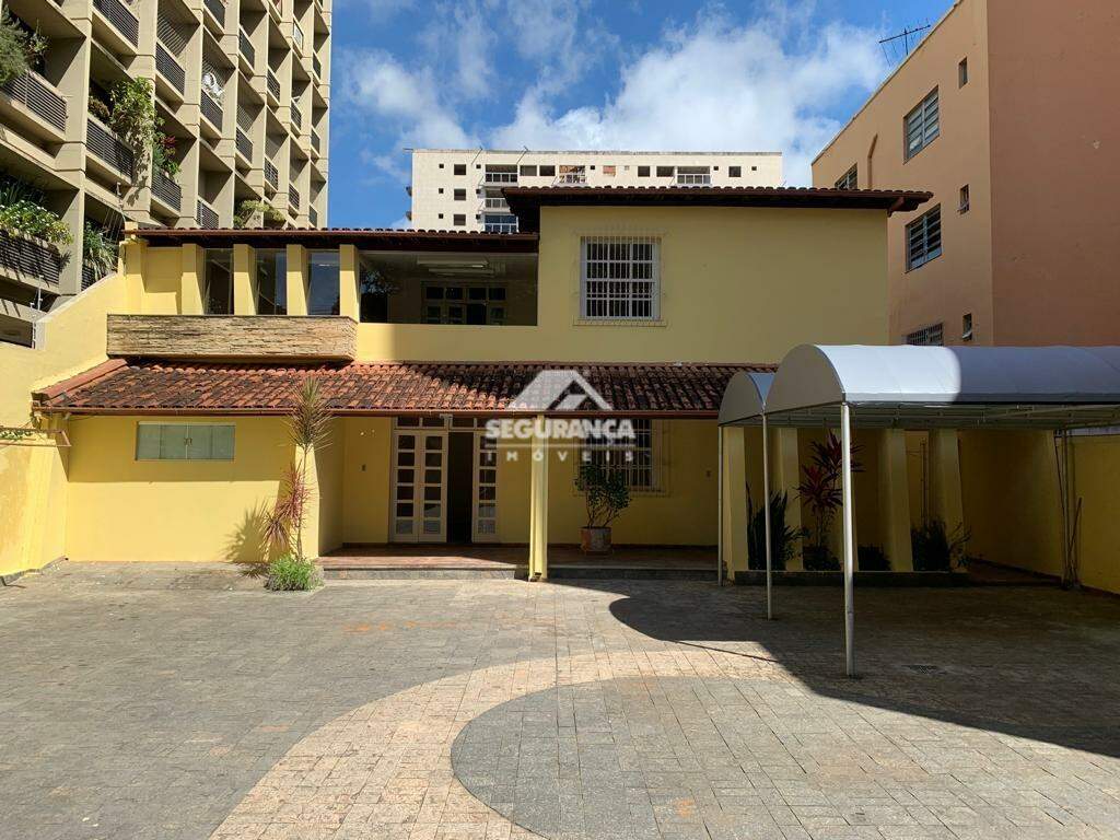 Casa comercial para aluguel no Centro: GARAGEM