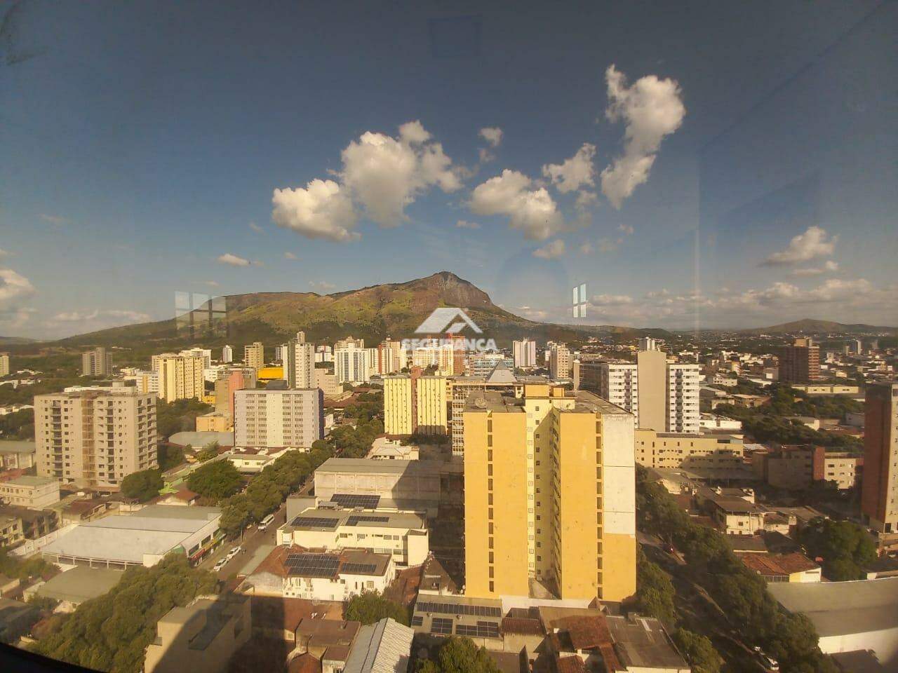 Sala para aluguel no Centro: VISTA PARA CIDADE/MONTANHA 