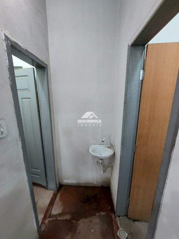 Galpão para aluguel no Centro: HALL DOS BANHEIROS