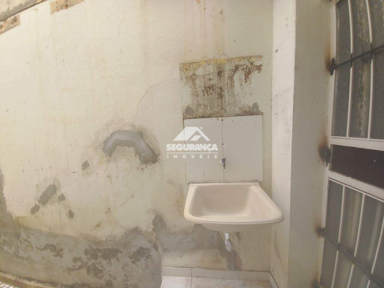 Casa comercial para aluguel no Centro: AREA DE SERVIÇOS