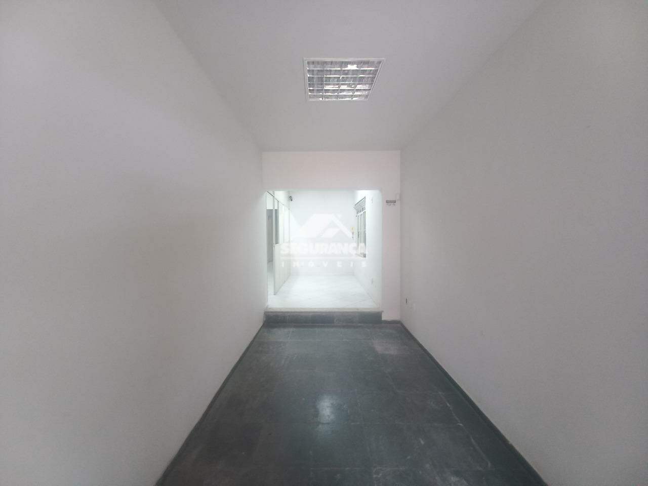 Casa comercial para aluguel no Centro: GARAGEM