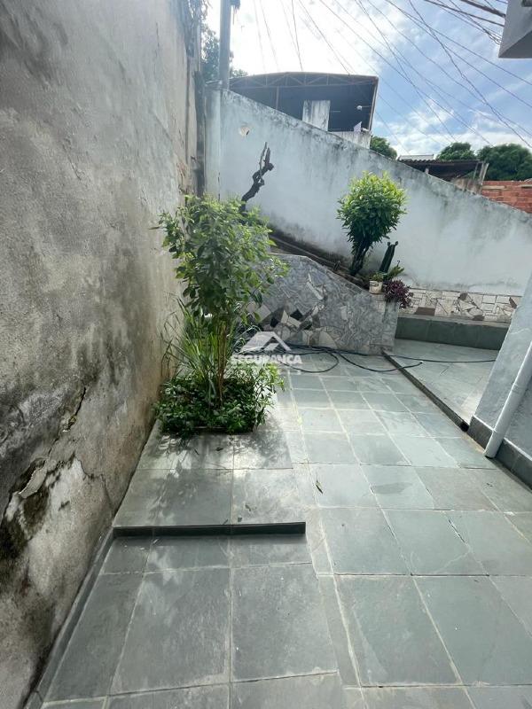 Casa à venda no SANTA HELENA: ÁREA LATERAL