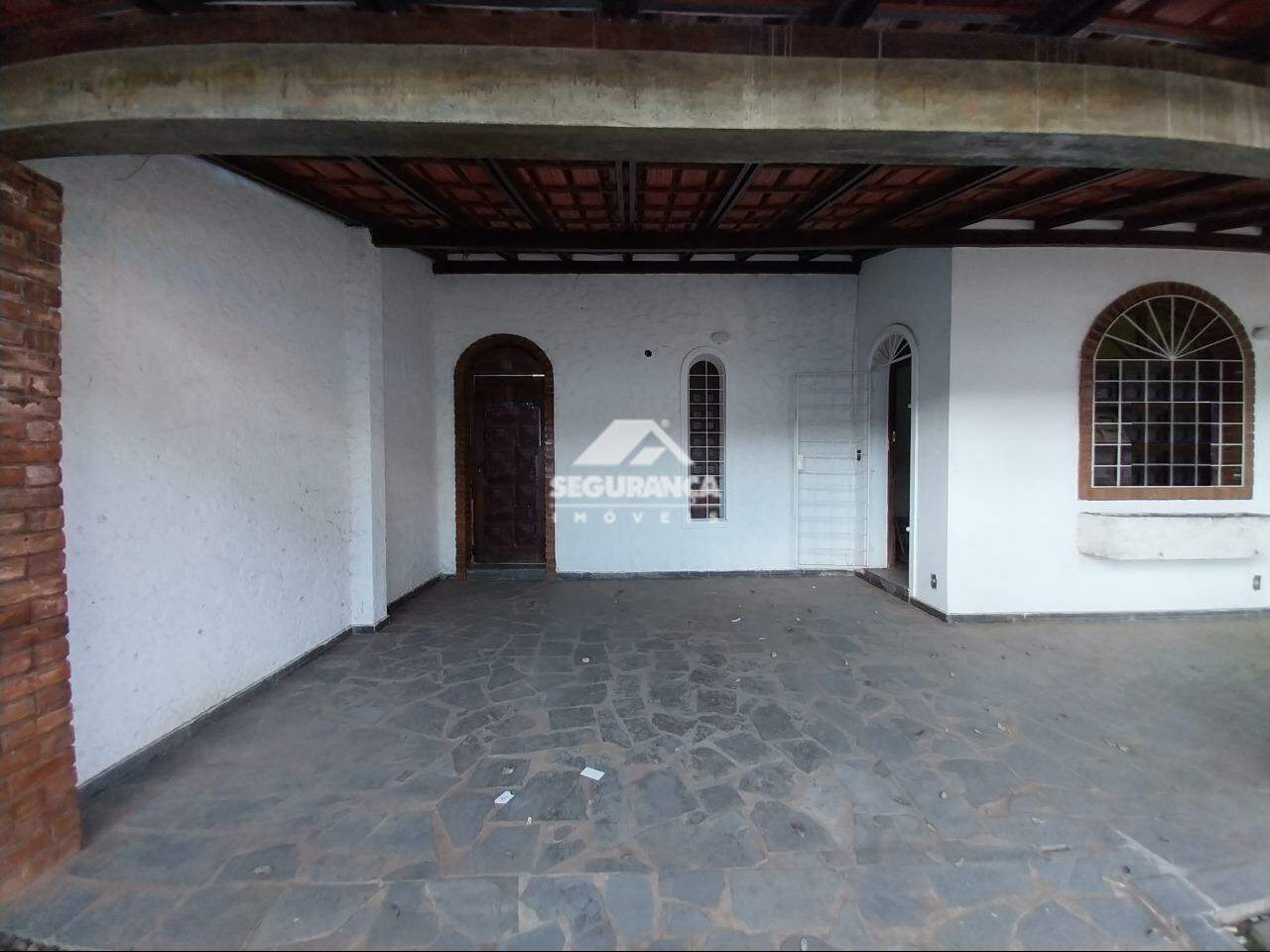 Casa comercial para aluguel no Centro: GARAGEM