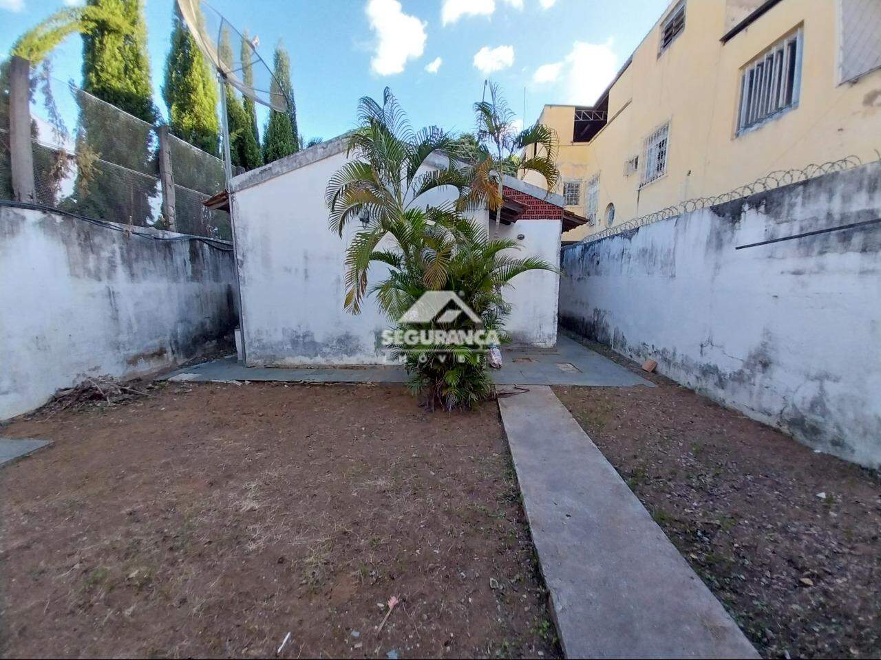 Casa comercial para aluguel no Centro: QUINTAL