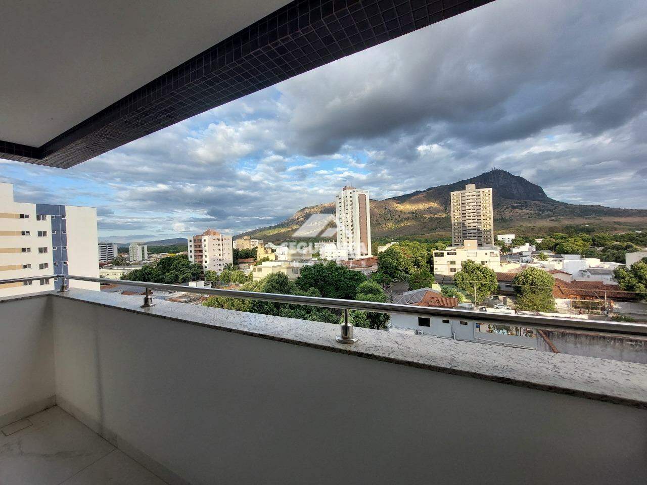 Apartamento para aluguel no Esplanada: VISTA PARA A MONTANHA