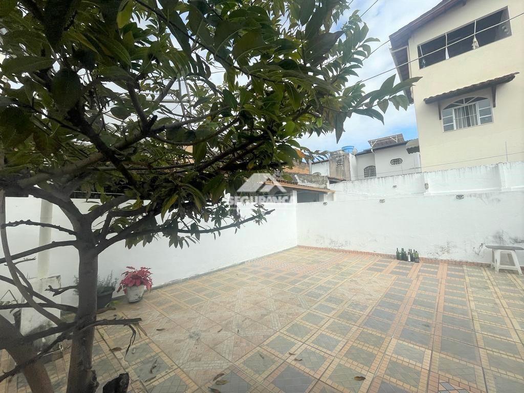 Casa à venda no VILA BRETAS: ÁREA NOS FUNDOS