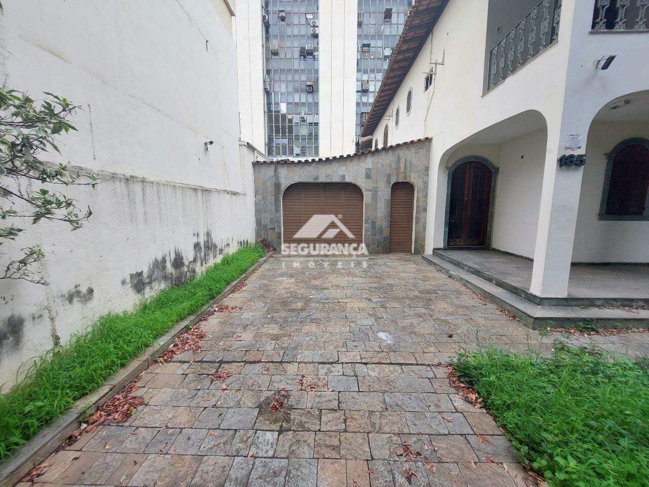 Casa para aluguel no Centro: GARAGEM