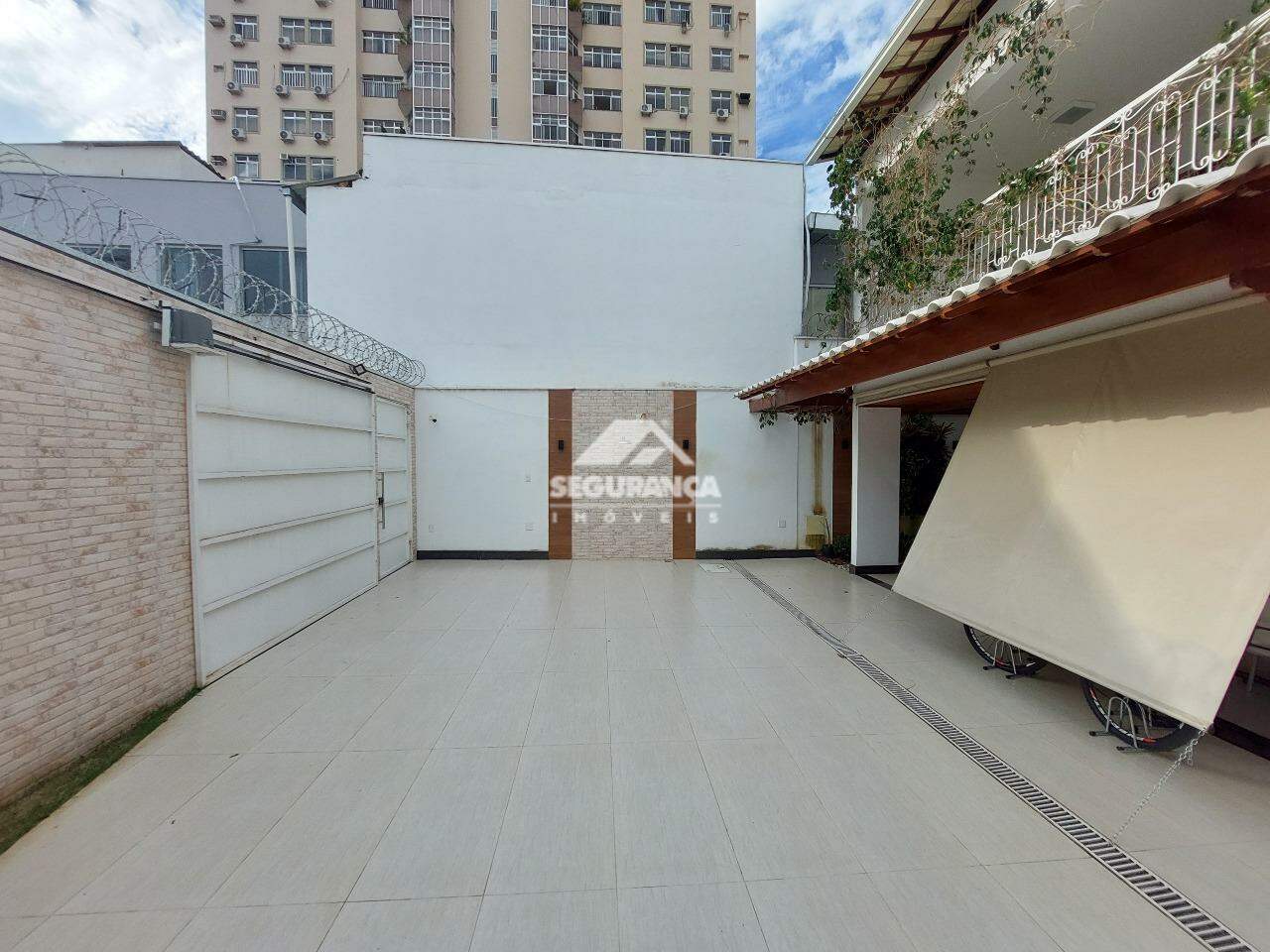 Casa para aluguel no Centro: GARAGEM