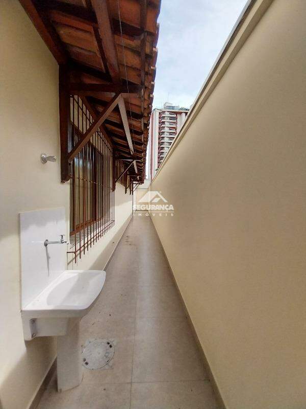 Casa para aluguel no Centro: CORREDOR LATERAL