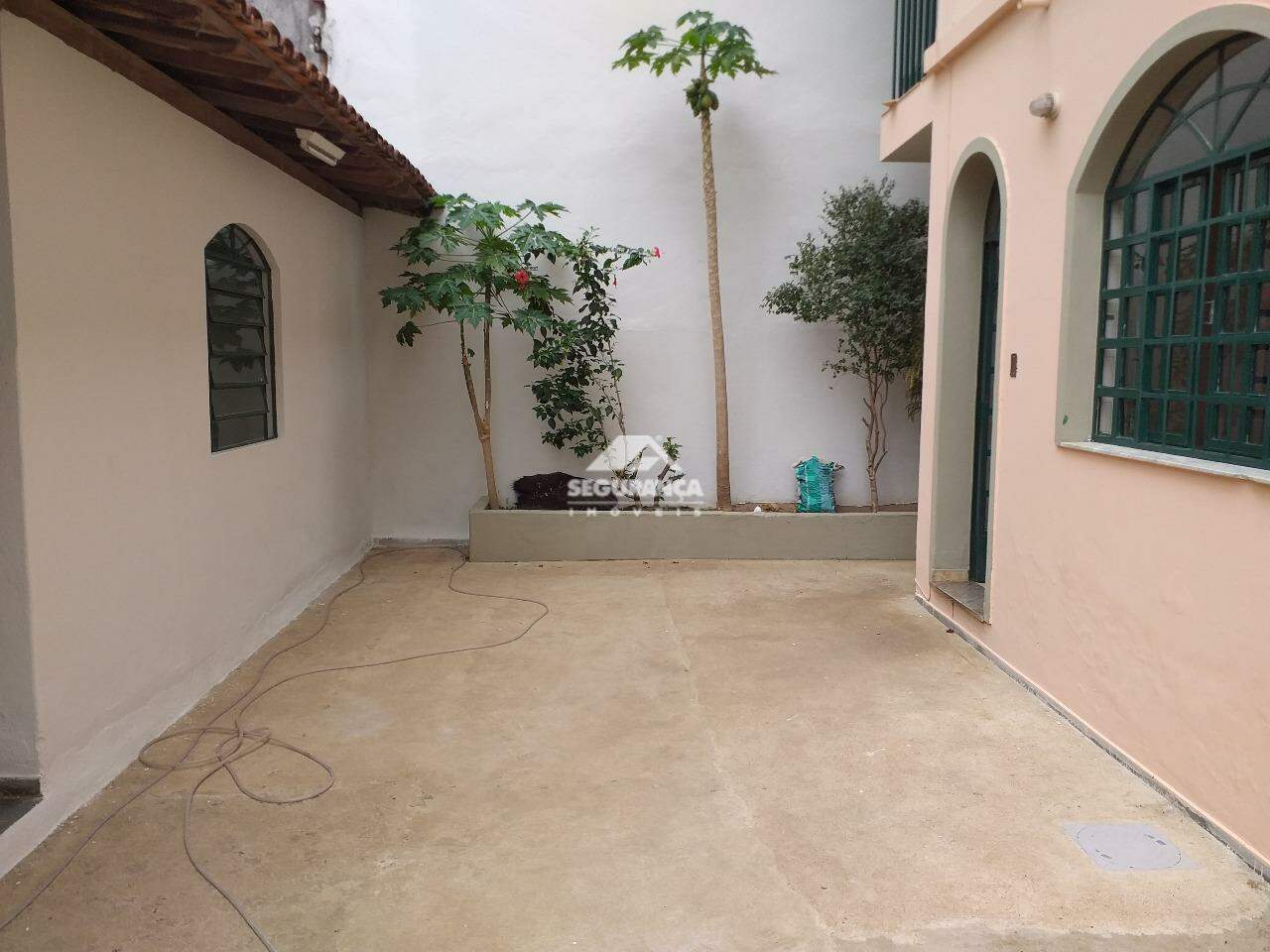 Casa à venda no ESPLANADINHA: AREA FUNDOS