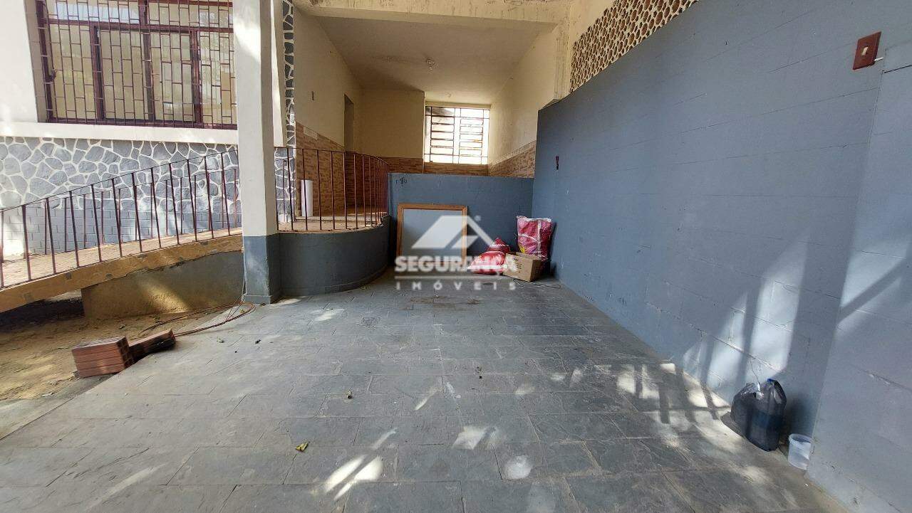 Casa comercial para aluguel no Centro: GARAGEM
