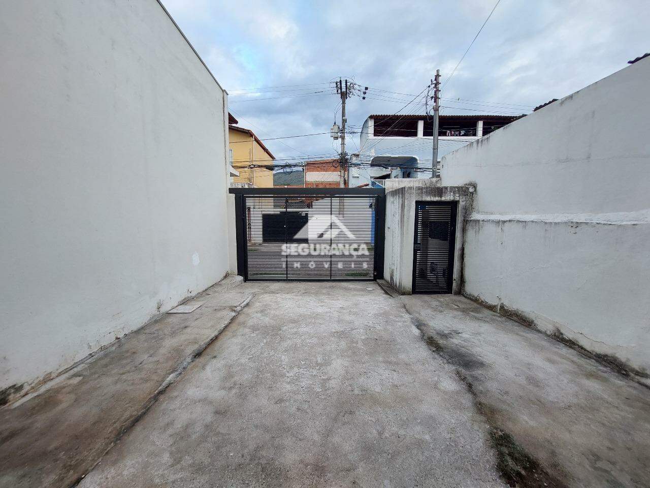 Casa para aluguel no São Pedro: GARAGEM/ÁREA FRONTAL
