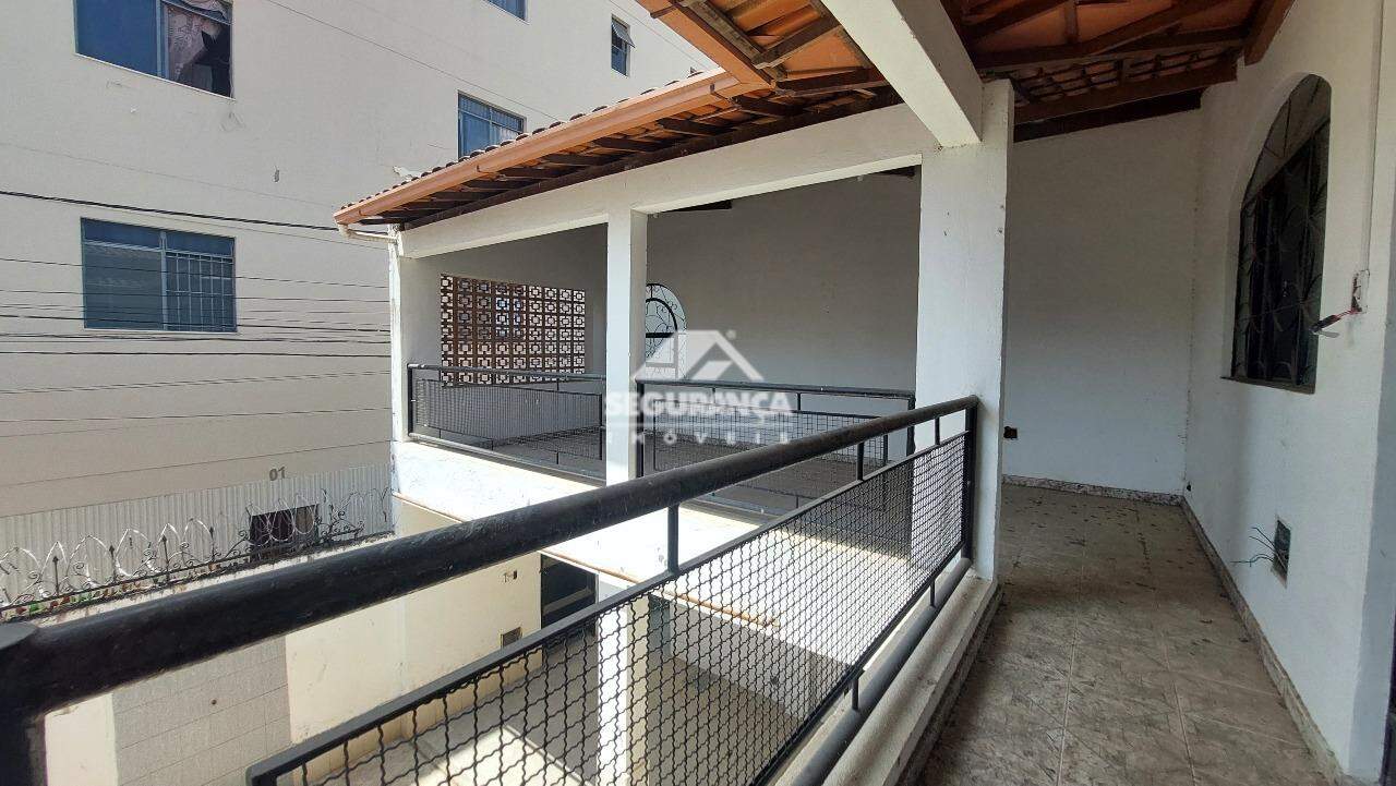 Casa comercial para aluguel no Centro: VARANDA