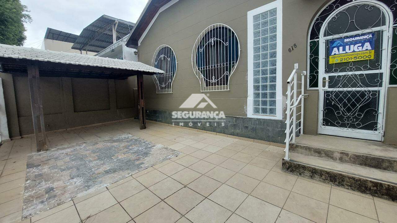 Casa comercial para aluguel no Centro: GARAGEM