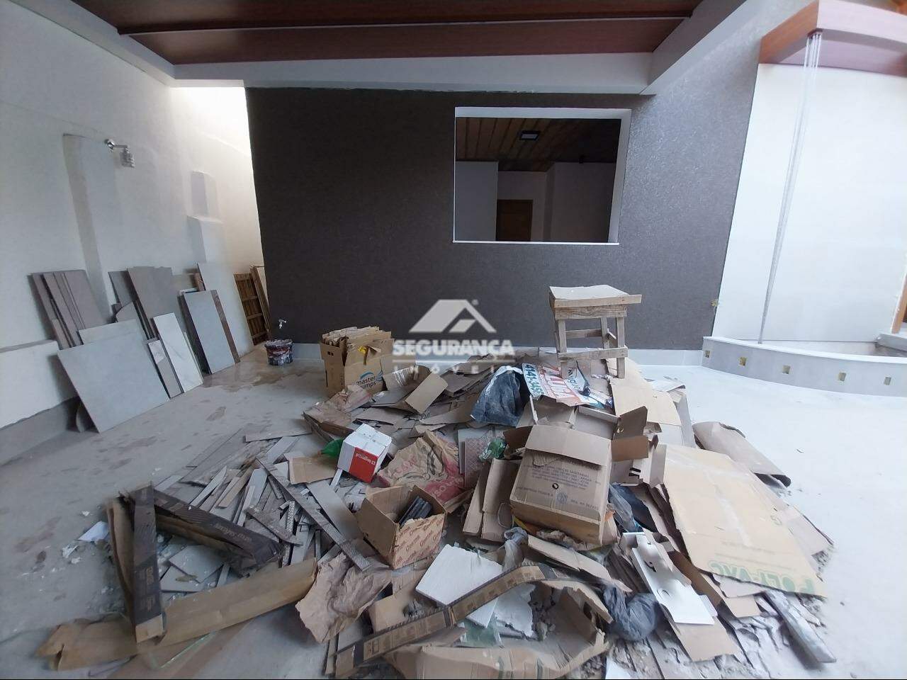 Casa comercial para aluguel no Centro: GARAGEM