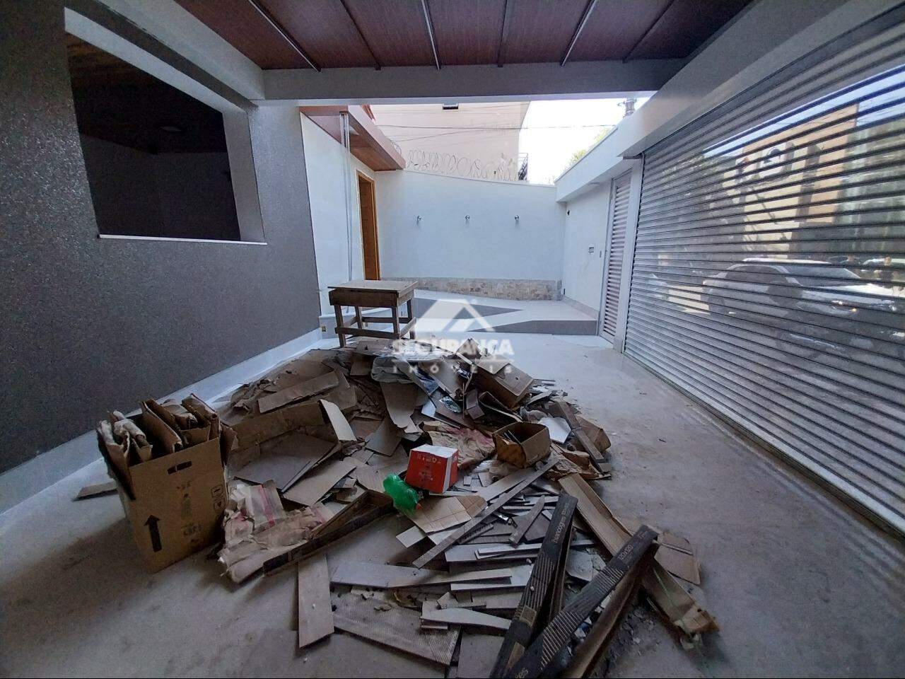 Casa comercial para aluguel no Centro: GARAGEM