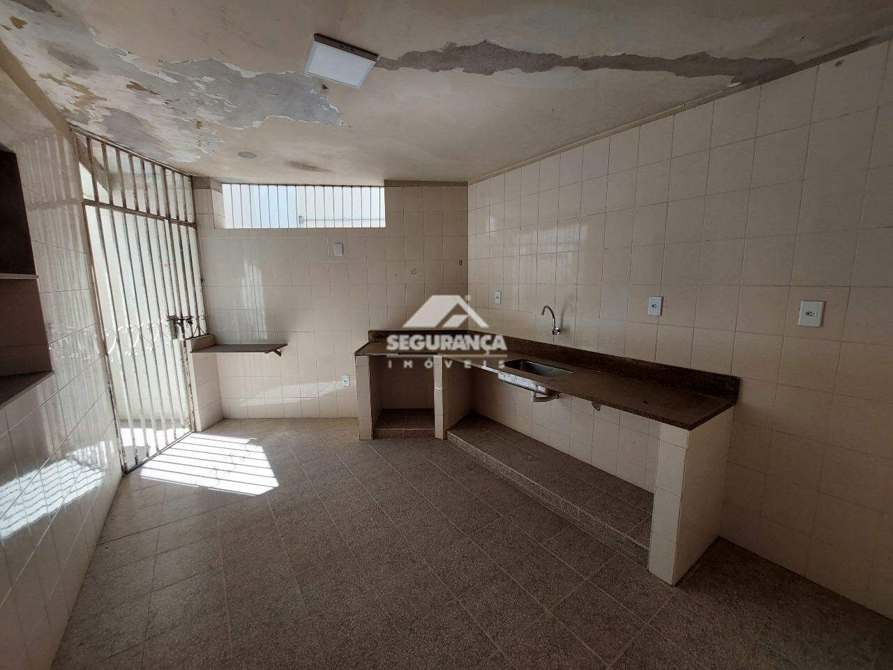 Casa comercial para aluguel no Centro: COZINHA