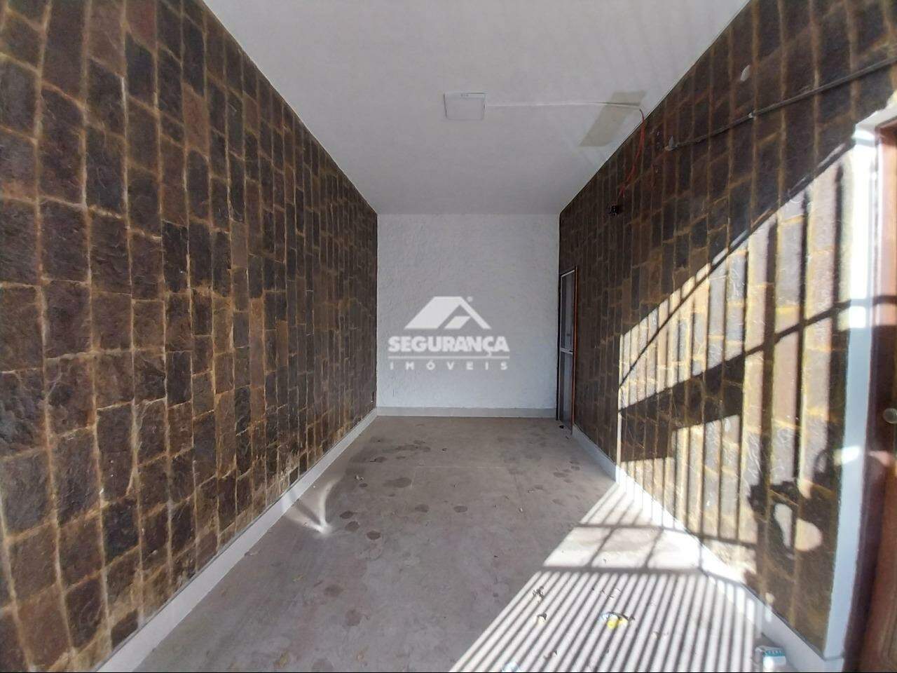 Casa comercial para aluguel no Centro: GARAGEM