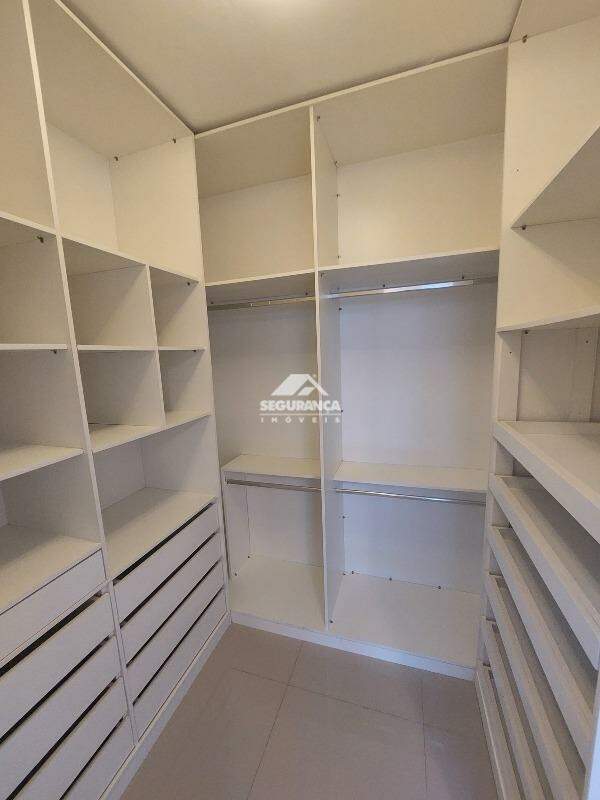 Casa à venda no BELVEDERE: CLOSET