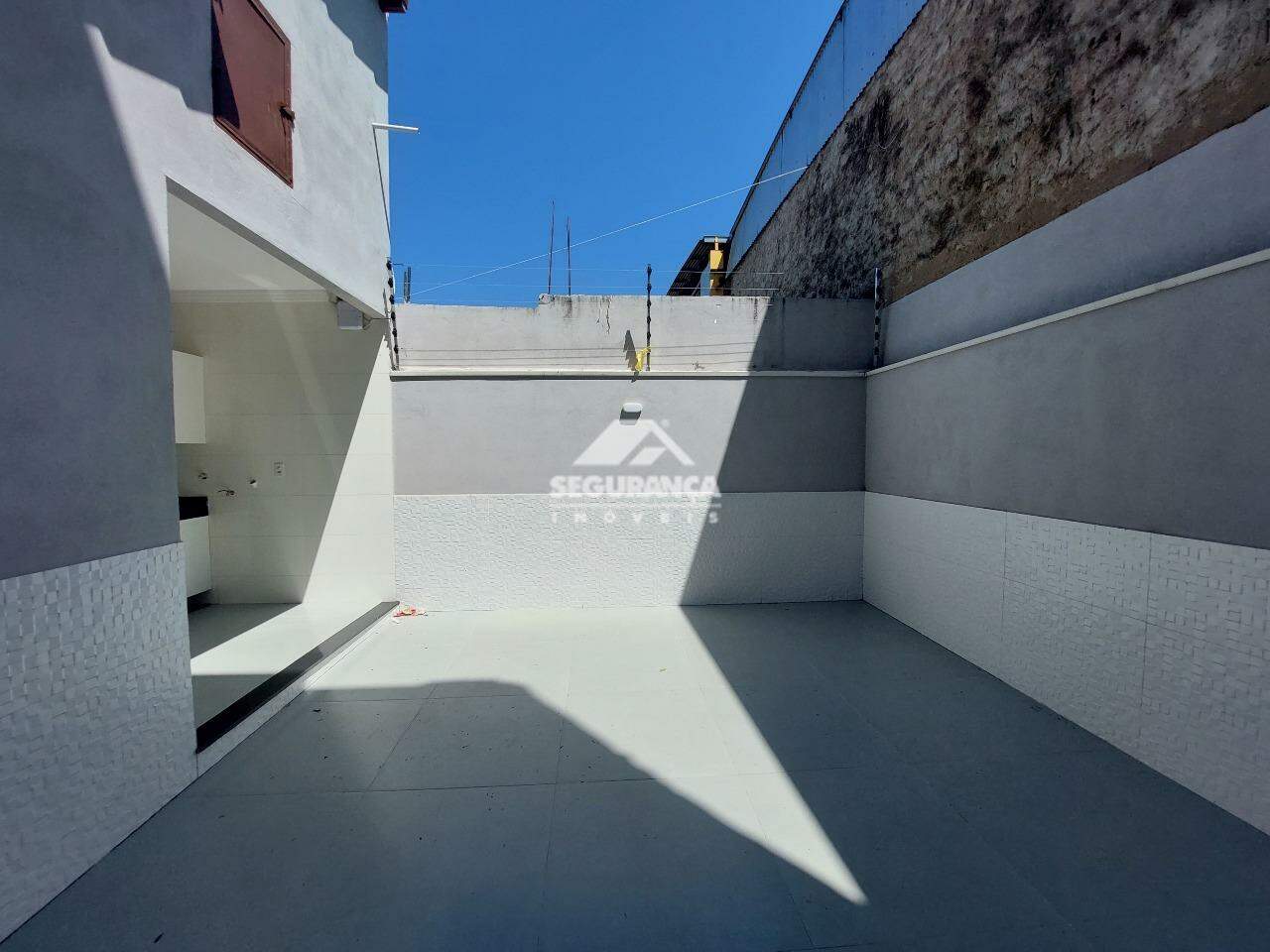 Casa para aluguel no Santa Rita: ÁREA FUNDOS 